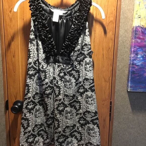 SALE 2/$30. NWOT. Max Studio Brand Black and White Floral Print RuffledTop M - Picture 2 of 6